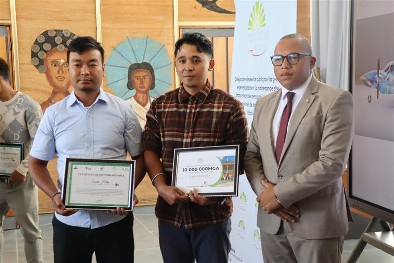 Award ceremony for the 10,000,000 Ariary prize at the final of the “Art’éroport” aircraft livery design competition at Antananarivo International Airport! Award ceremony for the 10,000,000 Ariary prize at the final of the “Art’éroport” aircraft livery design competition at Antananarivo International Airport!